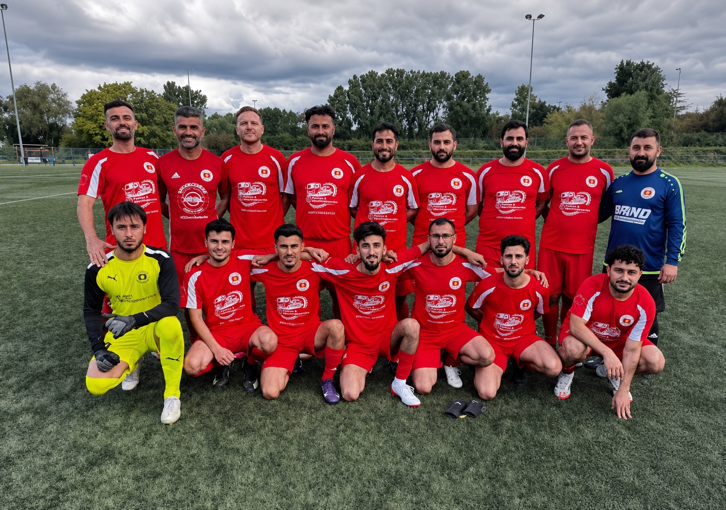 Mannschaftsfoto FC Ezidxan Minden in roten Trikots auf dem Fußballplatz